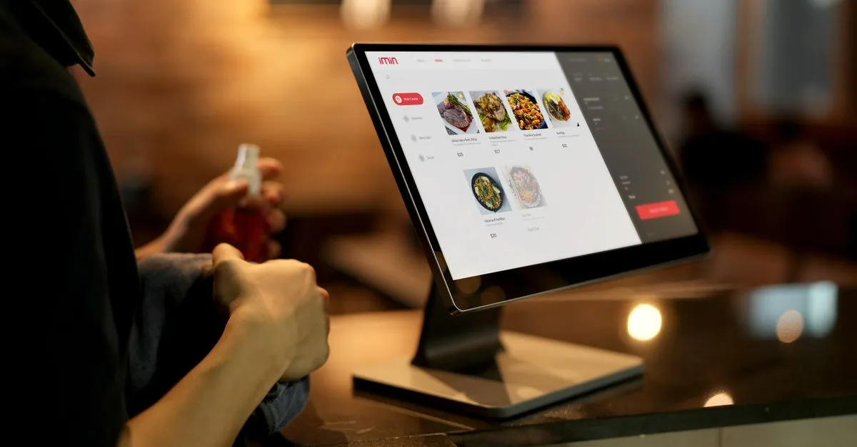 Majitel restaurace kontroluje web na tabletu