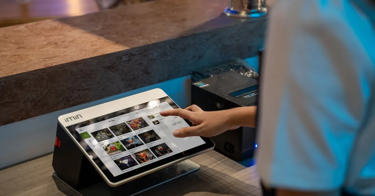 Majitel restaurace kontroluje web na tabletu