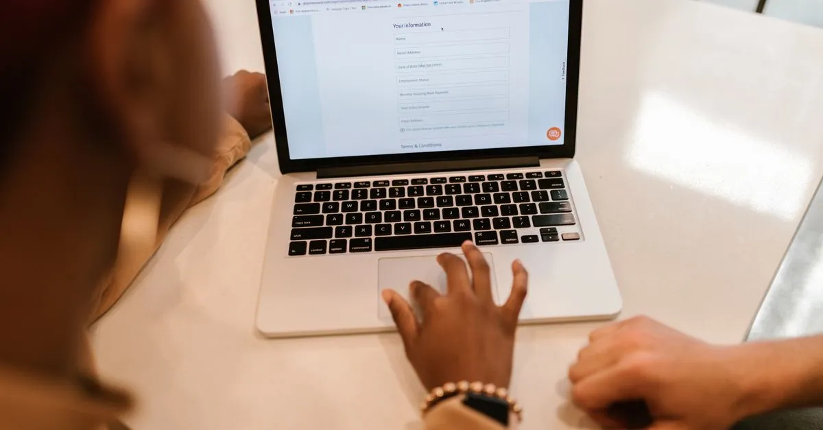 Vyplňování online formuláře na notebooku
