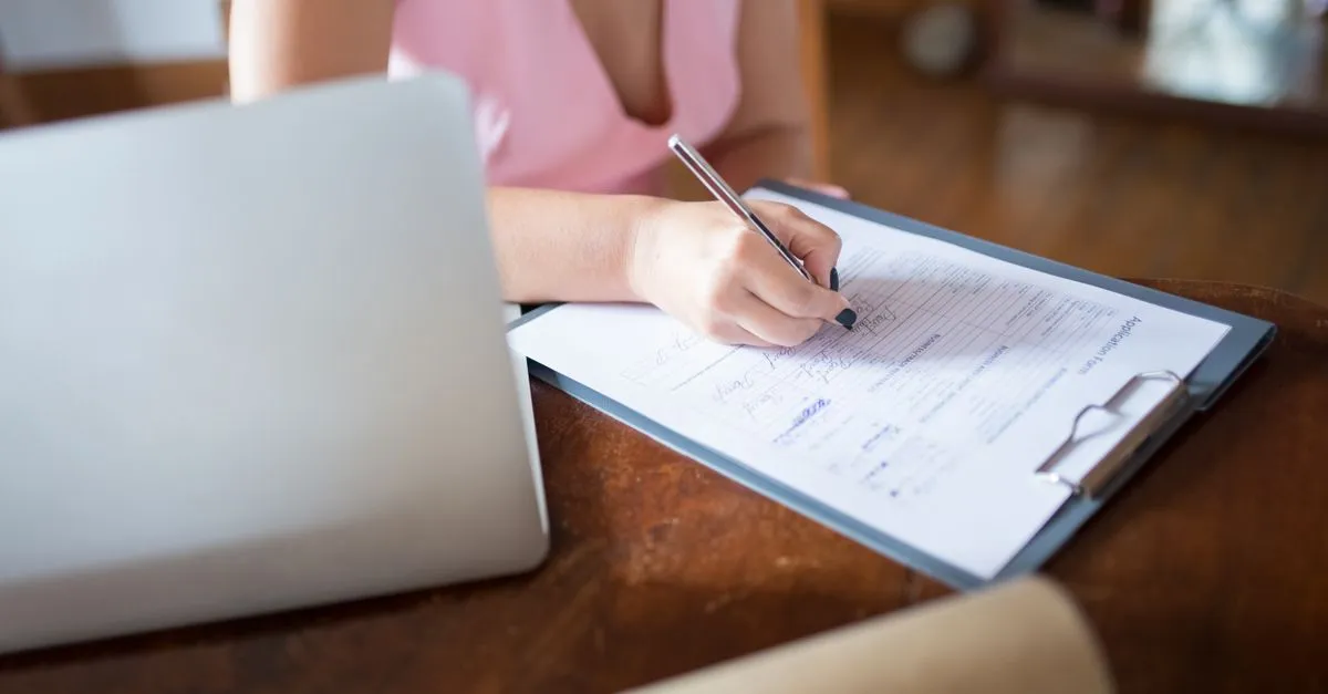 Vyplňování online formuláře na notebooku