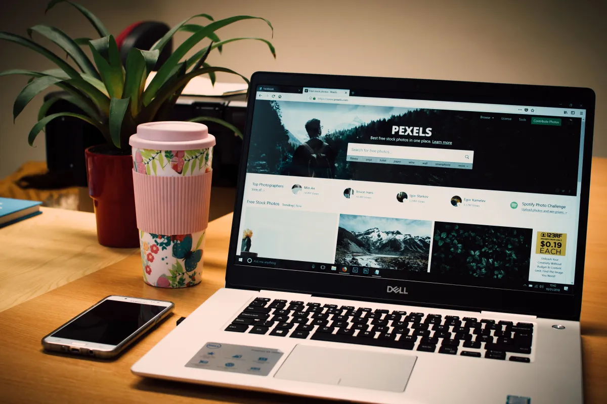 Адаптивный сайт на ноутбуке и смартфоне