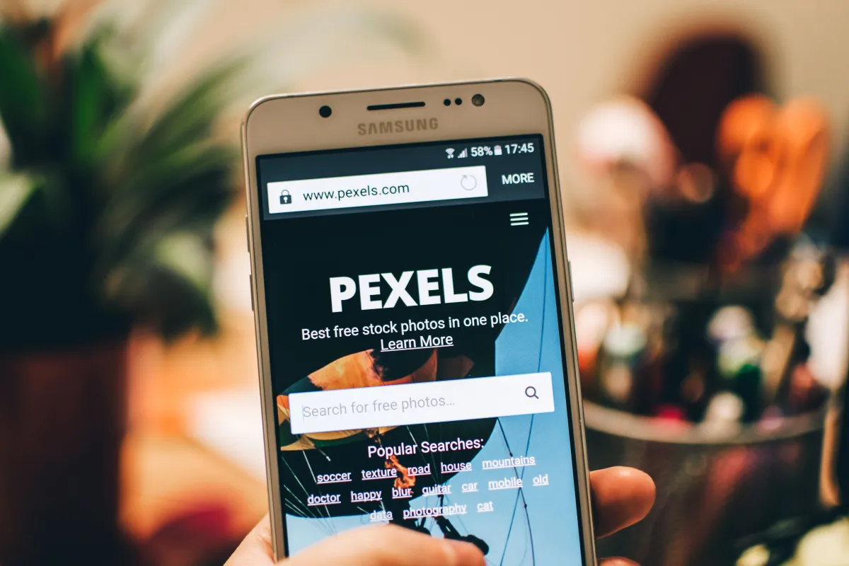 Zákazník prohlíží firemní web na chytrém telefonu