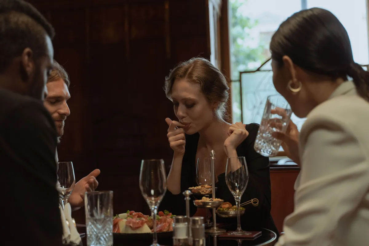 Spokojení hosté u stolu ve stylové restauraci